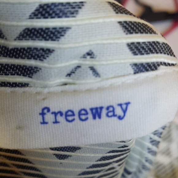 Freeway Sleeveless Dress - Picture 6 of 7